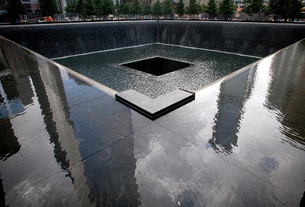 Окружающие здания отражаются в мемориале 9/11
Фото: Carlo Allegri / Reuters