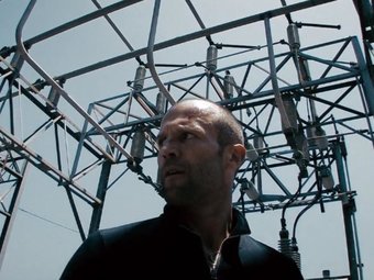 Стоп-кадр из фильма «Адреналин 2».
