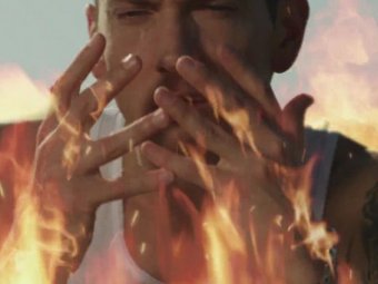 Стоп-кадр из клипа Love The Way You Lie — Eminem, Rihanna
